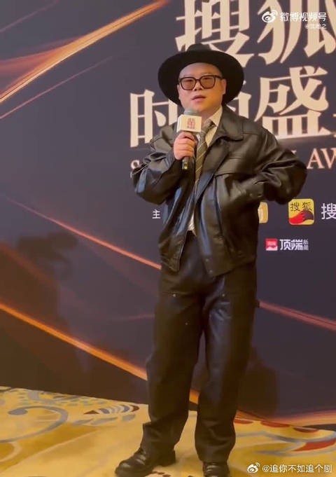 谁能想到岳云鹏解压靠盘核桃啊！还是雷佳音给的灵感，这俩人太有梗了！