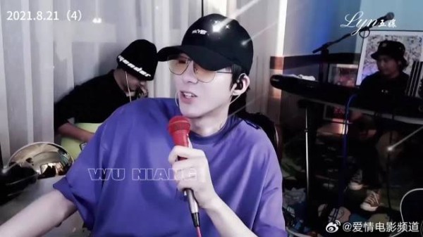 刘宇宁直播和粉丝套近乎!闽南语的《爱拼才会赢》