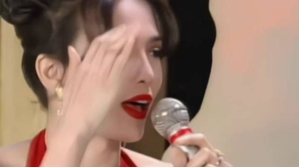 红裙佳人,情商出众,这才是港风大女主