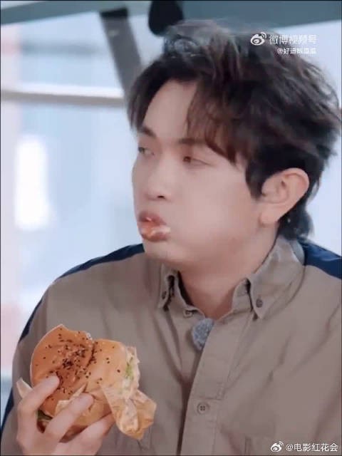 颜人中携一块腹肌男团出道，独特风格引关注