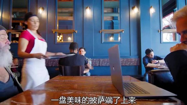 富翁以为乞丐吃他的披萨 没想到那份是对方的