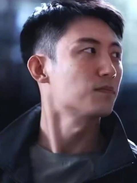 黄景瑜《罚罪2》发布新剧照，秦sir愁容引期待