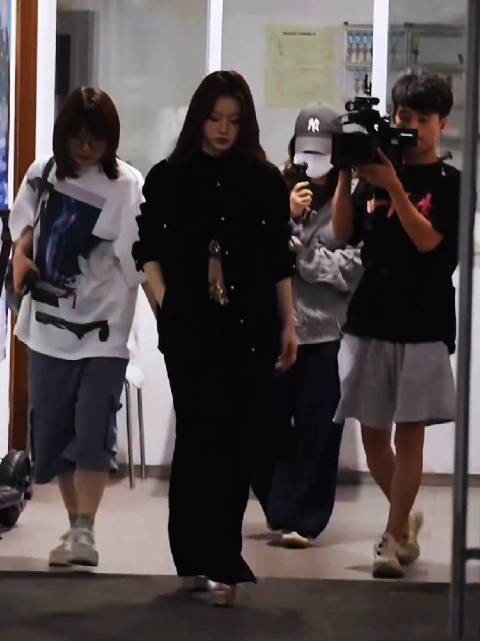 单依纯全黑造型亮相，金色点缀尽显自信魅力