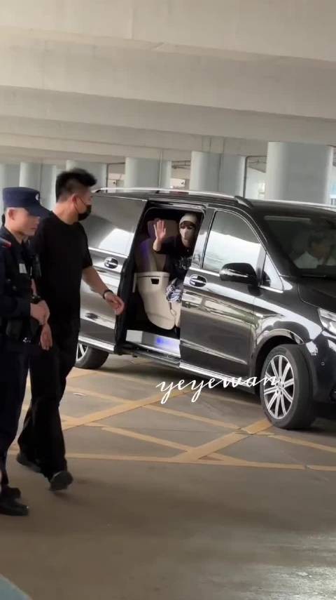檀健次海口到达，直接开车门给粉丝打招呼！太宠了