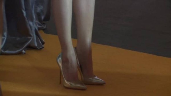 江疏影受邀出席品牌方活动直拍，短发好显气质好美