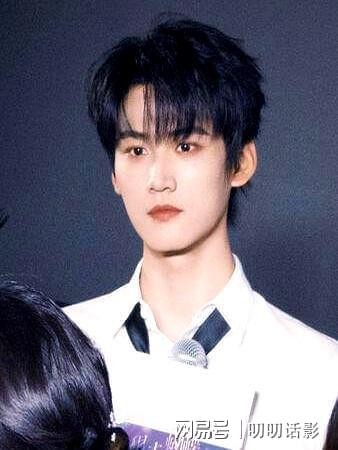 23岁周柯宇《狙击蝴蝶》爆红!亲二哥是「短剧男神」坎坷身世曝光