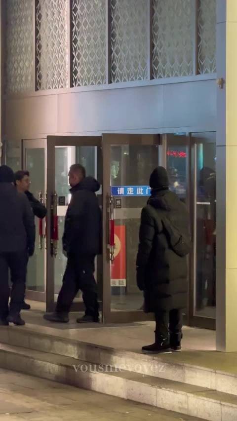 兄弟搓完澡换身衣服出来了