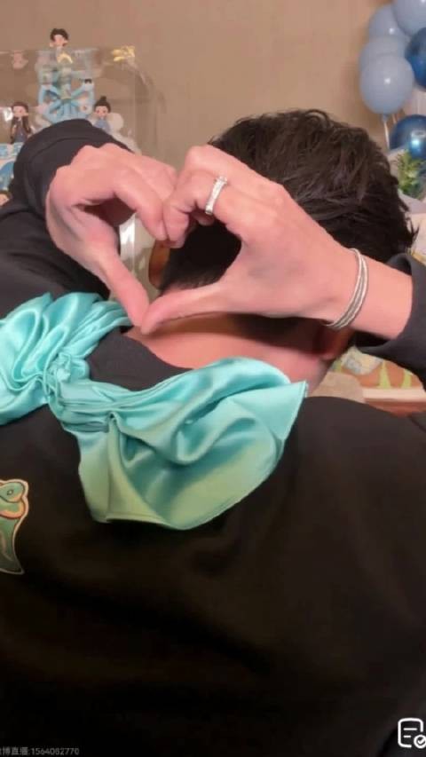 丞磊生日直播挑战背后比心，线下同步宠粉