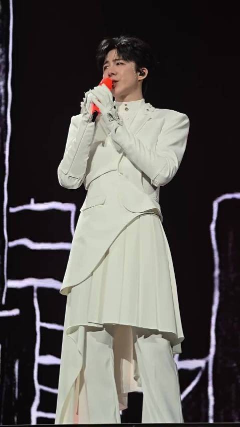 刘宇宁被耳麦吓到了 表情很可爱