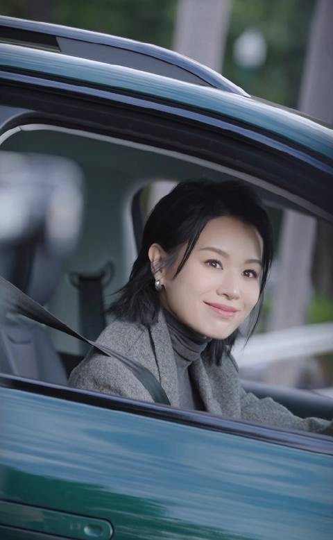 胡杏儿解锁新身份,成为香港首位零跑C10车主