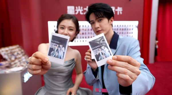 檀健次李兰迪红毯牵手互动，互换礼物默契十足