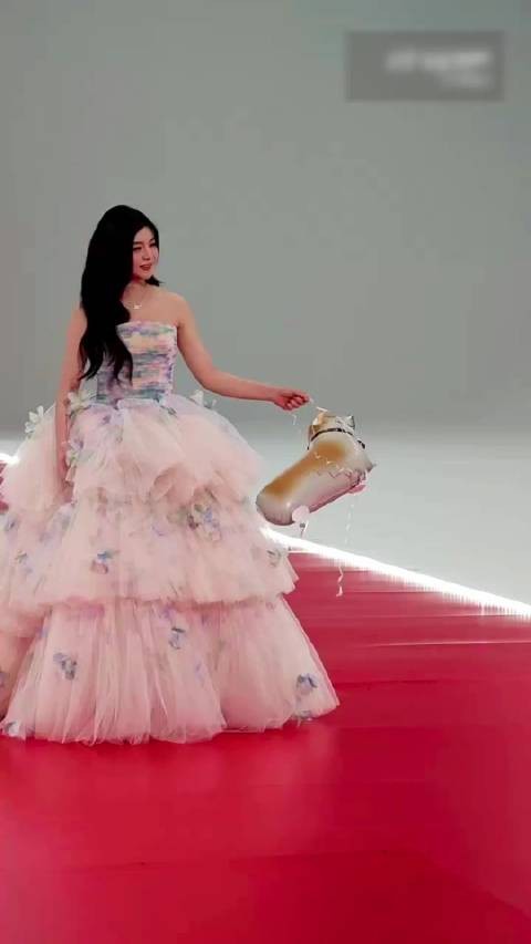 哇!@陳妍希michelle 带着“小狗”@周柯宇 一起走红毯啦!