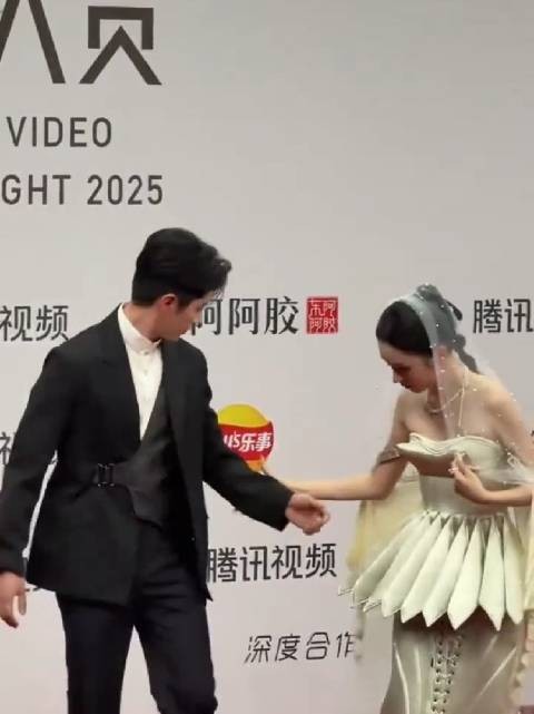 周也头纱被踩丞磊秒护,重现锦月如歌守护名场面