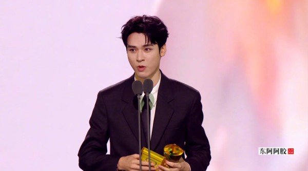 龚俊获星光大赏年度节目之星和jump勋章