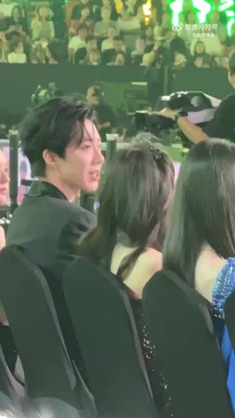 刘宇宁星光大赏座位曝光，折腰长歌行剧组环绕