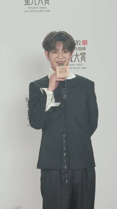 黄明昊给大家送祝福啦