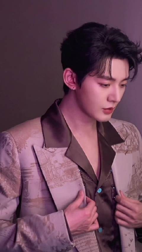 邓为真的是时尚感拉满了呀，这个角度真的很帅