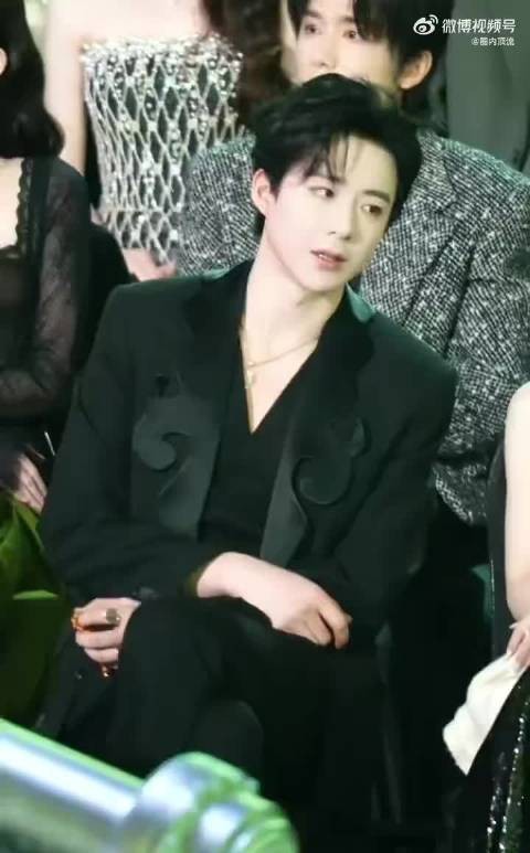 刘宇宁与好友热聊开怀大笑，松弛状态感染力强