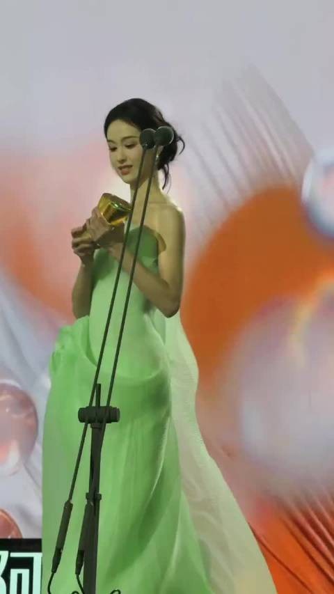 年度闪耀艺人陈都灵领奖发言言之有物