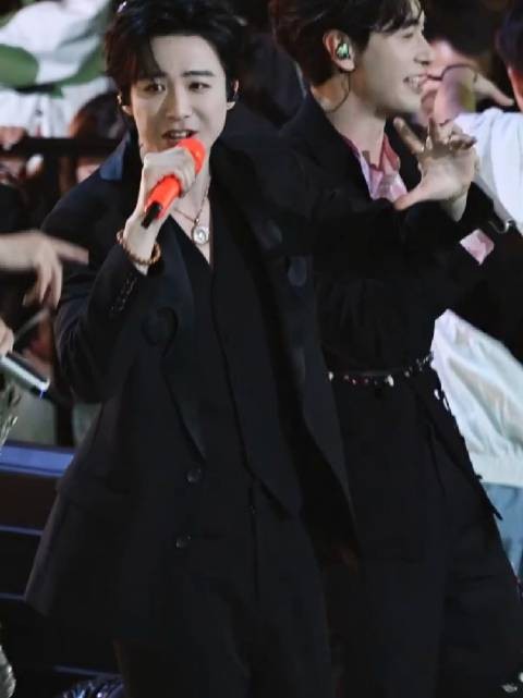 刘宇宁斩获爱奇艺腾讯双平台大奖，荣膺尖叫男演员与VIP之星