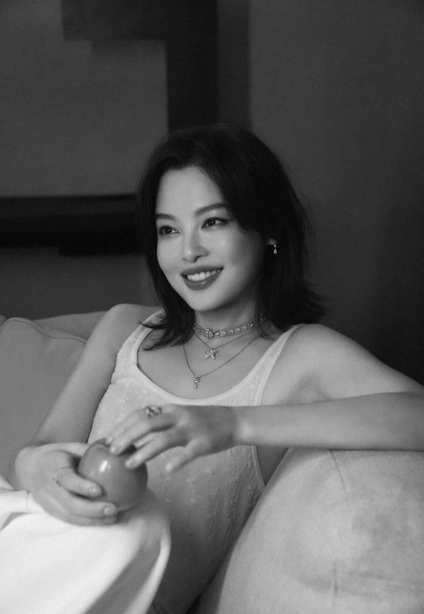 辛芷蕾绽放明媚笑容，心情大好。