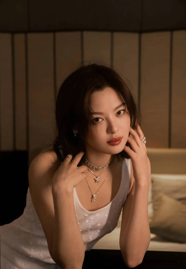 辛芷蕾的五官精致，美貌养眼。