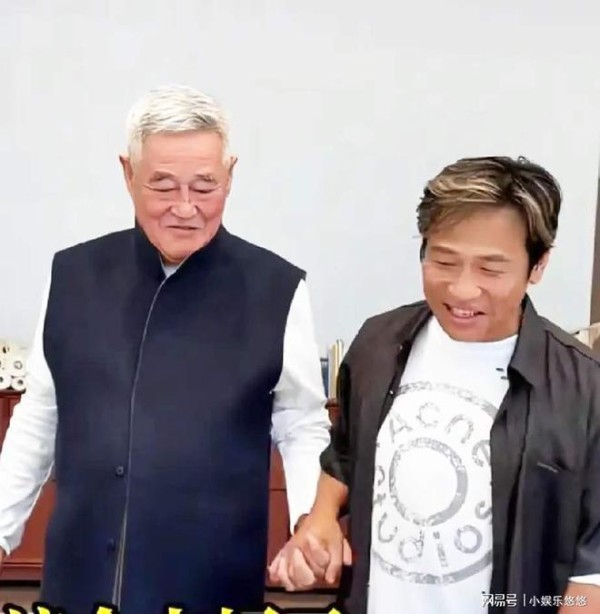 12月21日凌晨宋小宝晒出看望赵本山的视频，这波师徒同框暖到网友