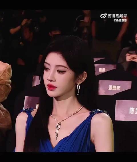 在台上给大家打气，直接把@鞠婧祎 吓到了