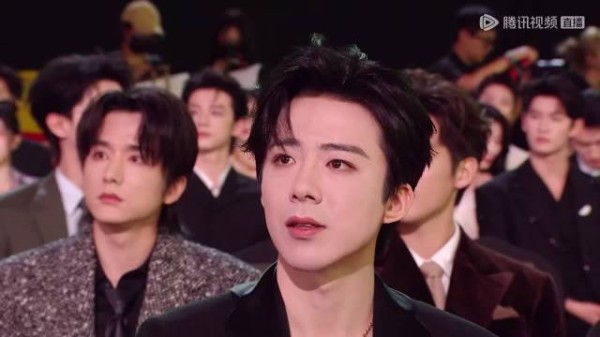 刘宇宁与好友畅聊被逗笑，怼脸镜头状态松弛