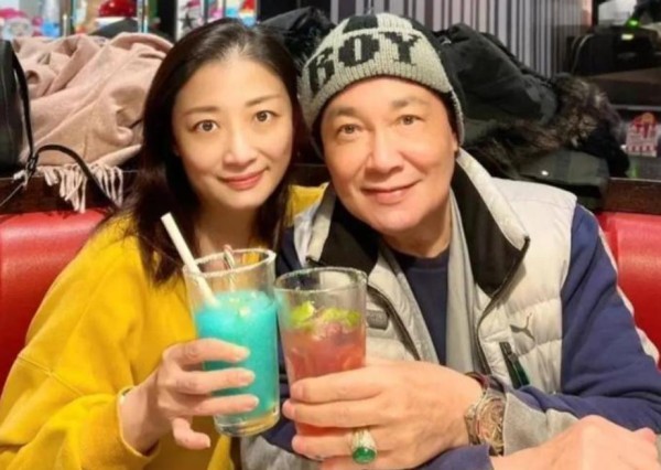 他偷渡到香港成大明星，3婚5子73岁显年轻，娶小20岁太太！