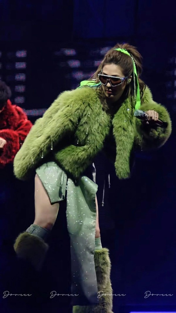 钟嘉欣内地演唱会请两位神秘嘉宾，引回忆杀，重现TVB经典组合