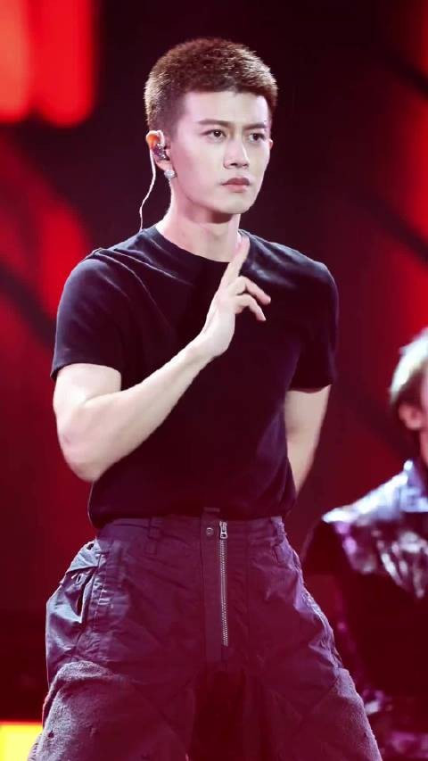 任嘉伦内娱全能型艺人没错了，演戏唱跳手拿把掐 ！