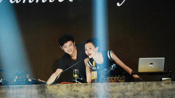 11年前张曼玉打碟名场面曝光，简约背心掌控全场