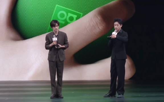 易烊千玺说2026年最想做的事是一个人出去旅行,想看旅行vlog!