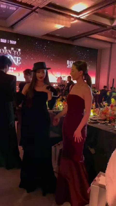 王鹤润晒与高圆圆合照,激动称女神优雅发光