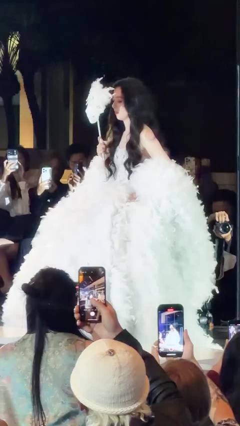 张予曦穿白色羽毛裙回眸轻笑