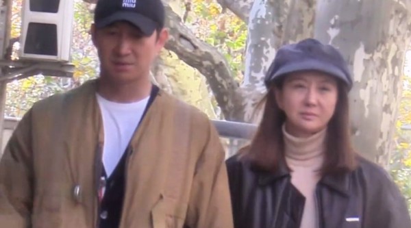 王阳和老婆挽手散步买咖啡，高斯略显疲态