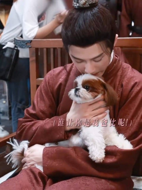 父亲怀抱孩子闻其头部表达喜爱