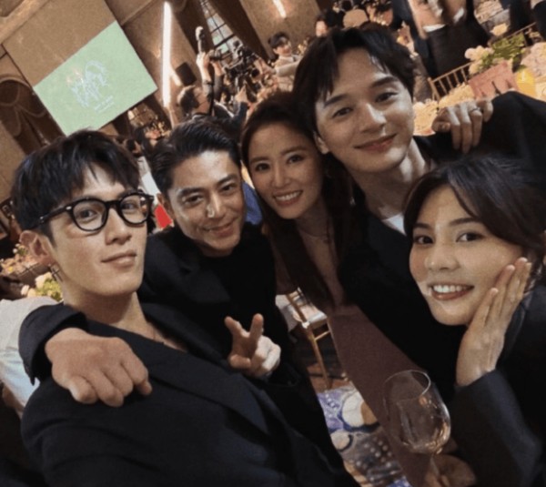 林心如霍建华在朋友婚礼上的合照。