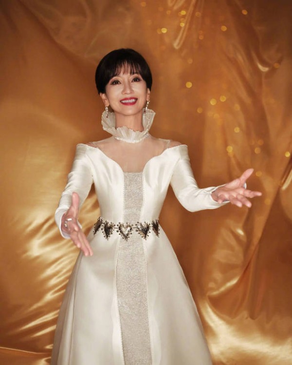 赵雅芝裙摆摇曳间尽显从容 果然岁月从不败美人