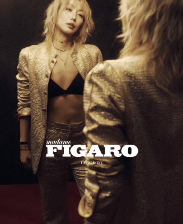 郑秀文金发配铆钉造型时尚有型 红色美甲冷艳感拉满