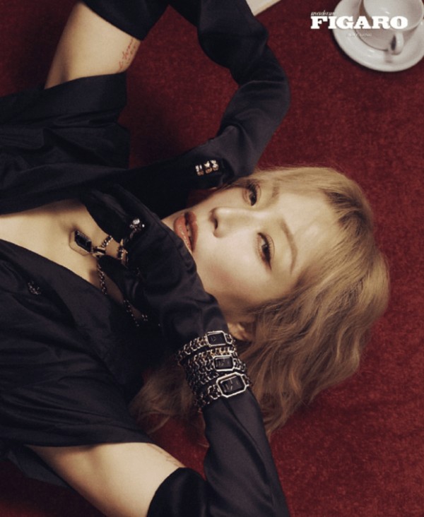 郑秀文卧于红地毯，姿态松弛慵懒，金发轻覆肩颈。