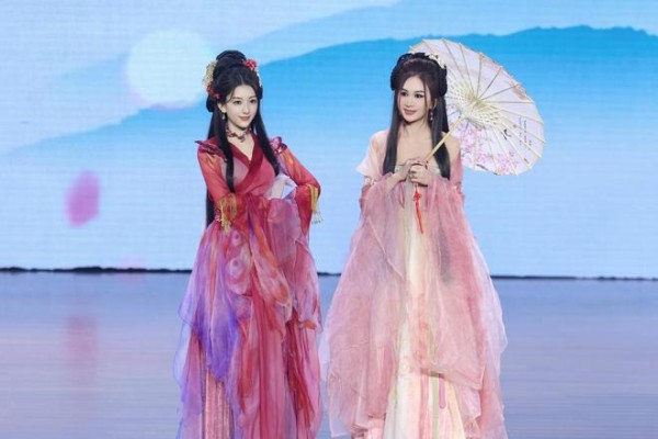 方媛产后登台表演，她腰肢纤细，温碧霞脸颊松垮，方媛比妲己漂亮