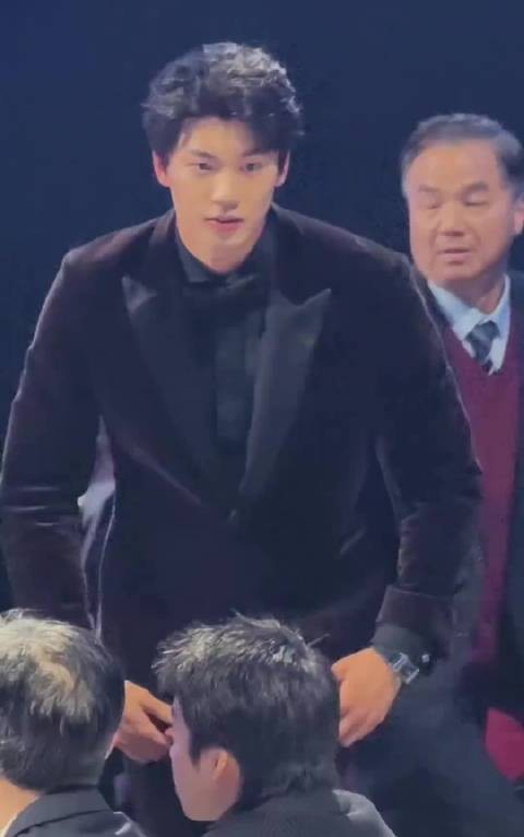 我的妈呀！这是从小说里面走出来的贵公子吧！太帅了！