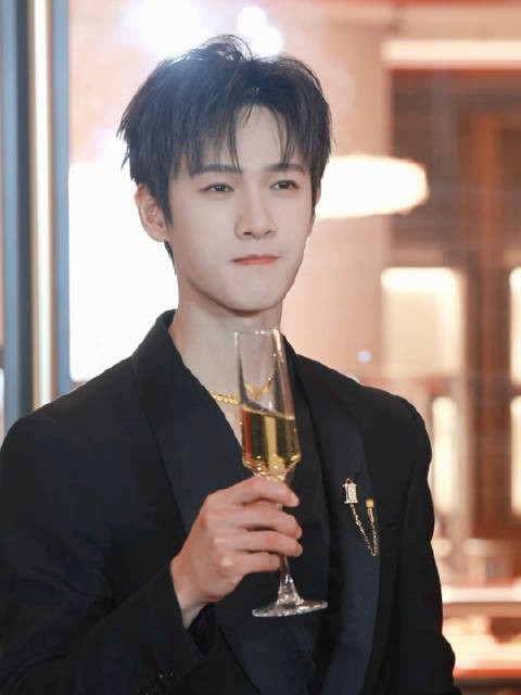 李昀锐的香槟时刻 我天好薄好帅一人 .