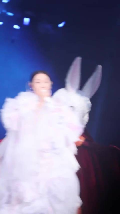 祝刘若英飞行日巡回诸暨站突破100场,恭喜