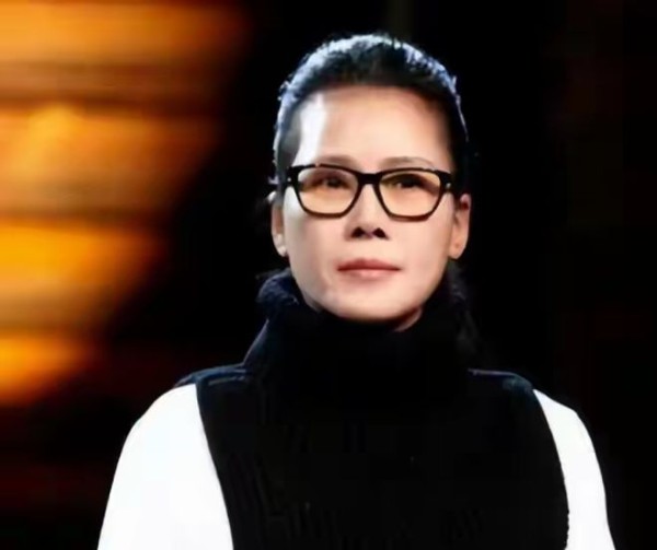 田震国籍争议再发酵：明星养病选国外，为何总遭质疑？