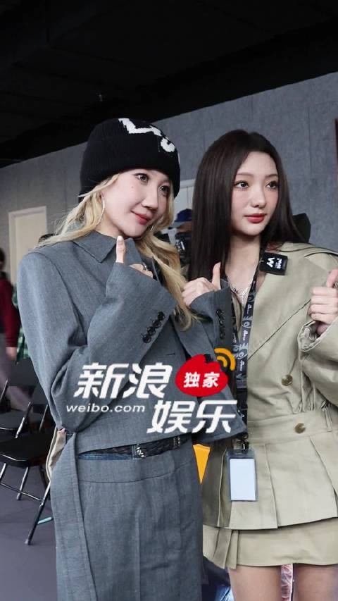 乃万和李紫婷在新浪扫楼现场“偶遇”了~两位美女同框好养眼！