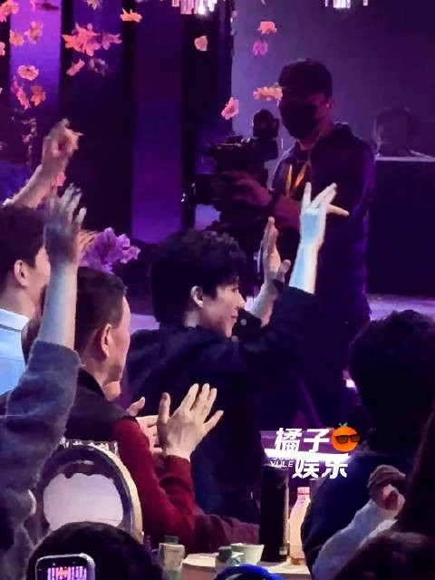 捕捉到一个台下超捧场的刘宇宁 宇宁哥完全捧场王来着