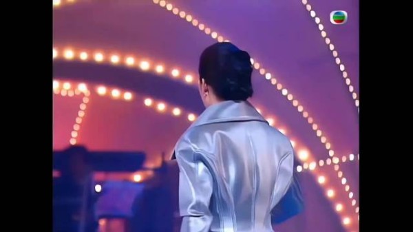 徐小凤梅艳芳同台献唱风的季节似水流年